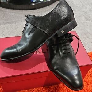 Louis Vuitton Black Leather Oxfords
